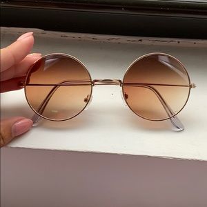 Round 70s sunglasses